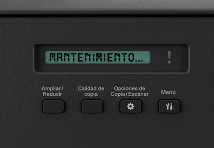 Pantalla de impresora Brother mostrando el mantenimiento automático del equipo.