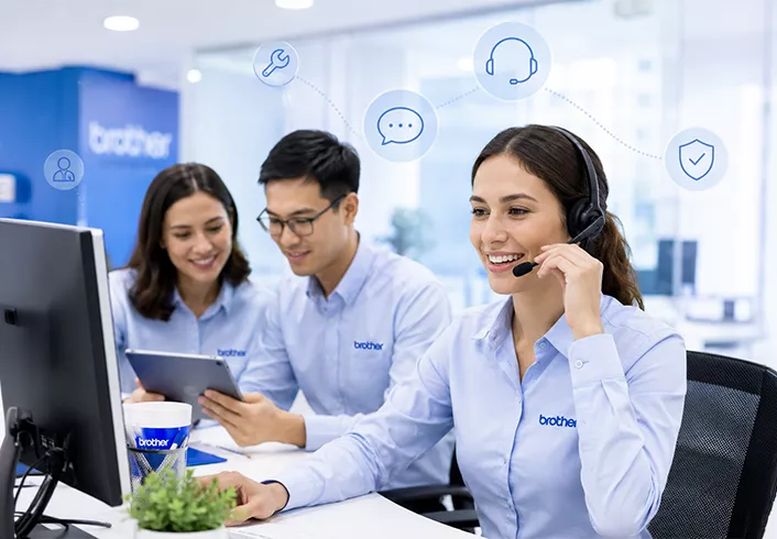 Equipo de soporte técnico de Brother brindando asistencia a usuarios.